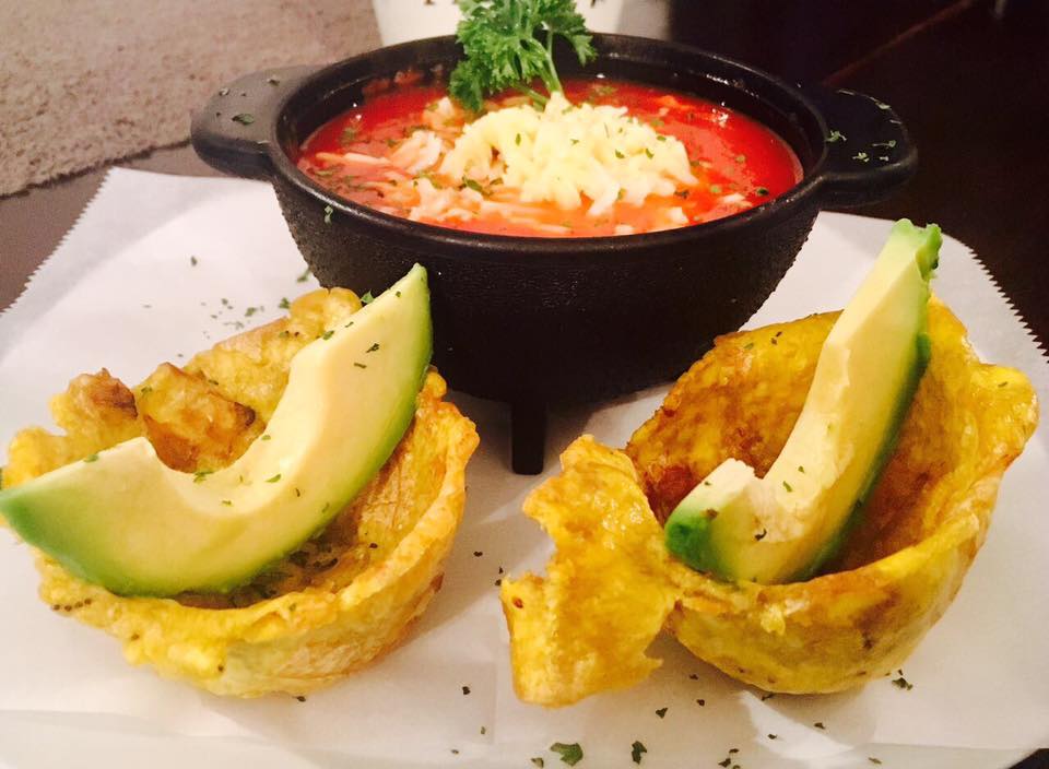Sopa azteca con chicharrón